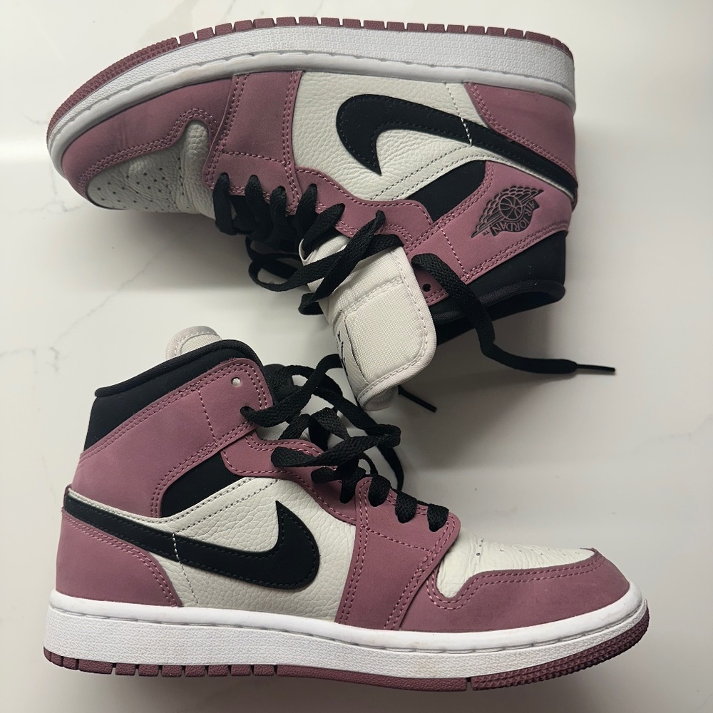 Jordan 1 Mid SE Light Mulberry